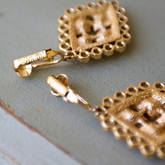 Vintage Sarah Coventry Rhinestone Clip Earrings Gold Rhinestone Party Dangle - Picture 3 of 12